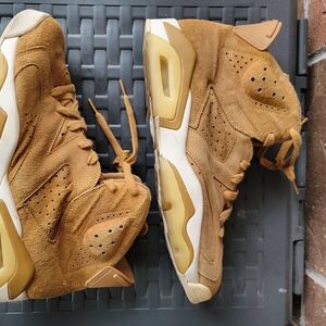 Retro 13 Wheat Suede Basketball Sneakers - Chunky Retro Style